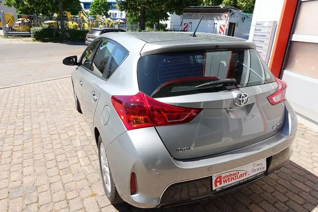 Gebraucht Toyota Auris Edition 132 PS (97 kW) 2013 Silber Limousine