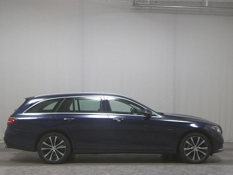 Blau Gebraucht 2021 Mercedes E300 Avantgarde | 23.980 € (Superpreis) - Bild 1/4