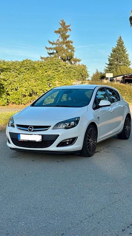 Weiß Gebraucht 2013 Opel Astra Edition Limousine | 9.000 € (Teuer) - Bild 1/4