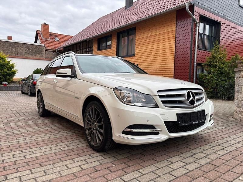 Weiß Gebraucht 2011 Mercedes C180 Limousine | 10.000 € (Fairer Preis) - Bild 1/4