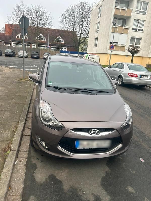 Braun Gebraucht 2011 Hyundai ix20 Edition Kleinwagen | 6.900 € (Teuer) - Bild 1/4