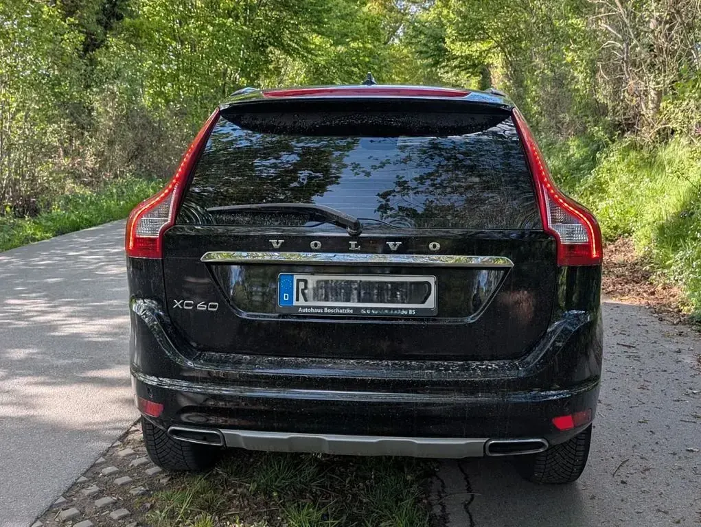 Second-hand Volvo XC60 Summum 190 CP (139 kW) 2017 Negru SUV
