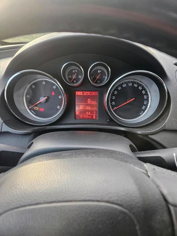 Gebraucht Opel Insignia 131 PS (96 kW) 2013 Schwarz Kombi