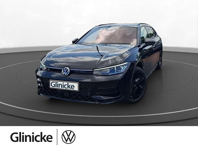 Grenadillschwarz metallic Neu 2025 VW Passat R-line Kombi | 58.450 € (Teuer) - Bild 1/3