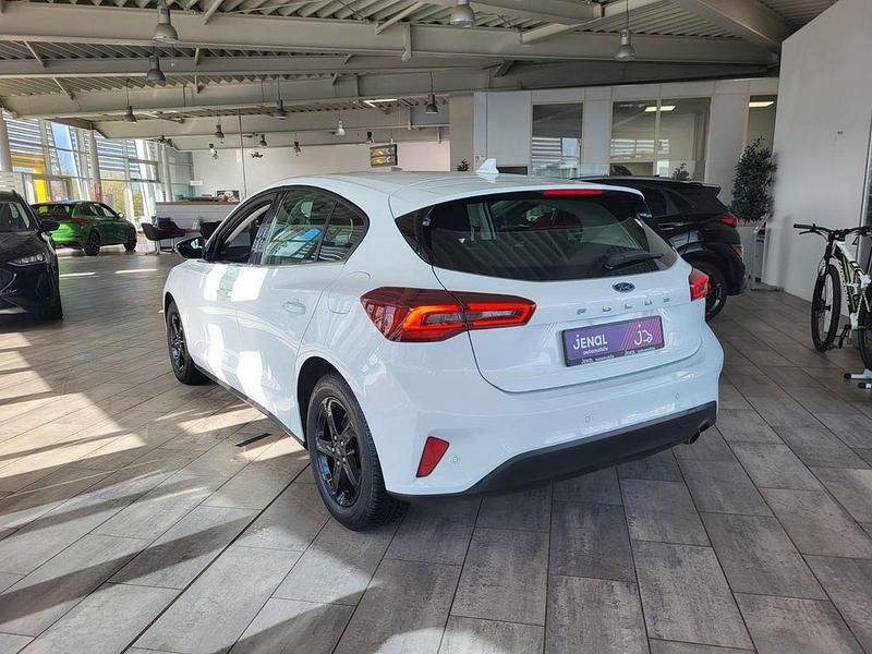 Gebraucht Ford Focus Titanium 125 PS (91 kW) 2022 Frozen white Limousine