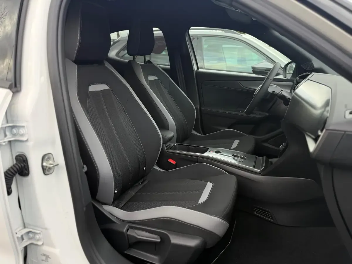 Neu Opel Mokka 145 PS (106 kW) 2025 Kontrast grau metallic / schwarzes dach SUV