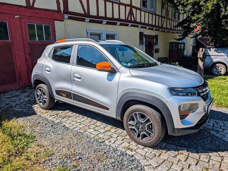 Silber Gebraucht 2023 Dacia Spring Essentiel Kleinwagen | 11.500 € (Guter Preis) - Bild 1/4