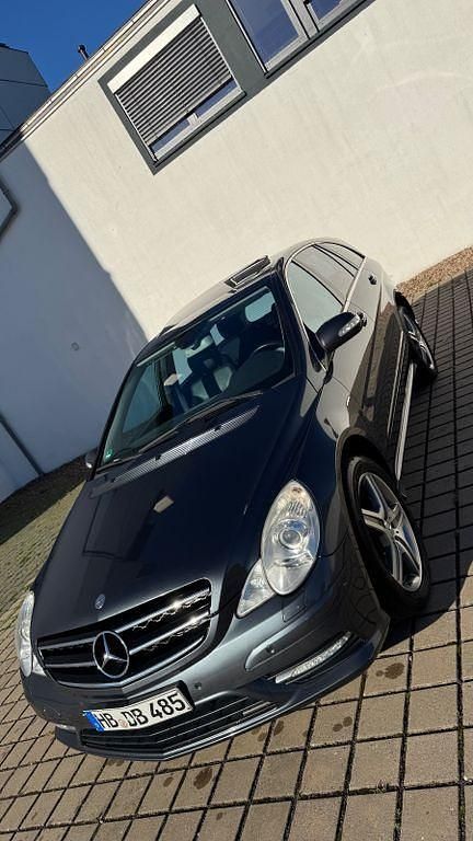 Grau Gebraucht 2010 Mercedes R350 Edition Van / Kleinbus | 10.999 € (Fairer Preis) - Bild 1/4