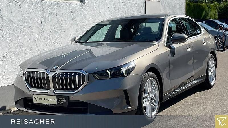 Oxidgrau ii metallic Gebraucht 2024 BMW 520 Comfort Edition Limousine | 47.349 € (Guter Preis) - Bild 1/4