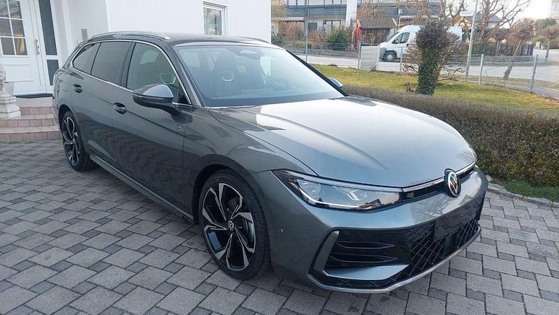 Gebraucht VW Passat R-line 150 PS (110 kW) 2025 Grau Kombi