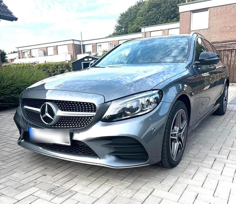 Grau Gebraucht 2020 Mercedes C300e AMG line Kombi | 25.000 € (Fairer Preis) - Bild 1/4