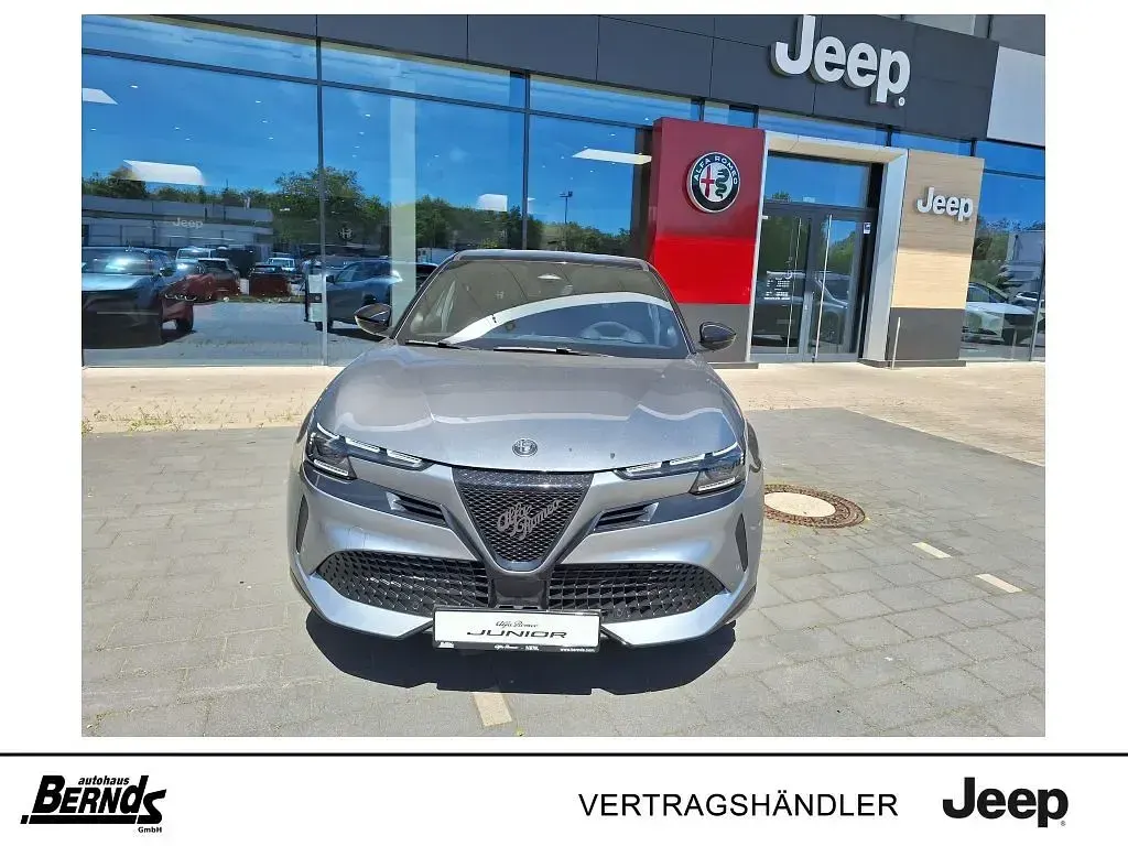 Neu Alfa Romeo Junior Edizione Speciale 114 kW (156 PS) 2026 Grigio arese mit schwarzem dac SUV