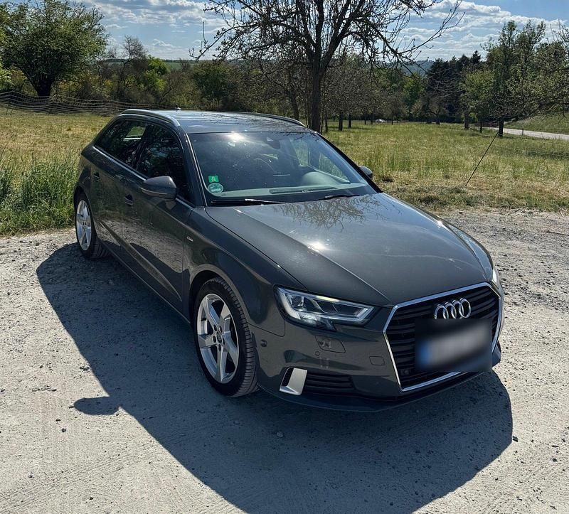 Grau Gebraucht 2018 Audi A3 Sportback Sport Kleinwagen | 16.770 € (Fairer Preis) - Bild 1/4