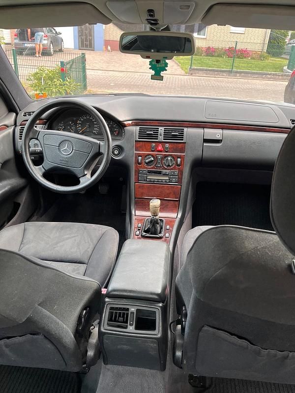 Gebraucht Mercedes E230 150 PS (110 kW) 1996 Silber Limousine
