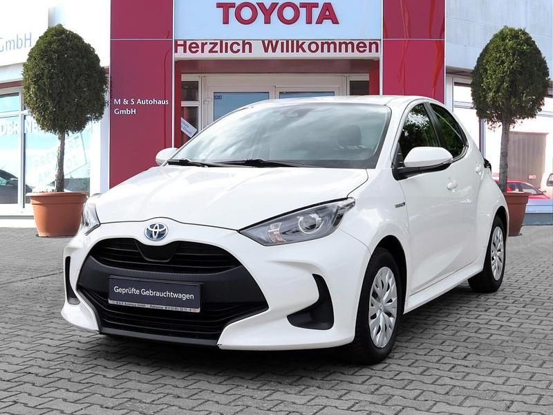 Schneeweiß Gebraucht 2021 Toyota Yaris Hybrid Basis Limousine | 17.950 € (Fairer Preis) - Bild 1/4