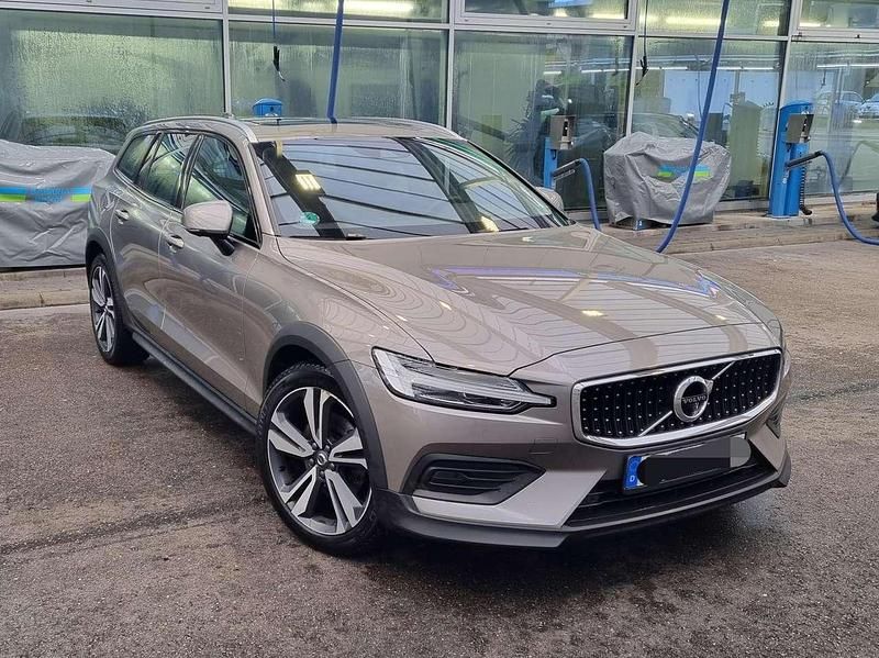 Grau Gebraucht 2020 Volvo V60 CC Pro Kombi | 29.500 € (Fairer Preis) - Bild 1/4