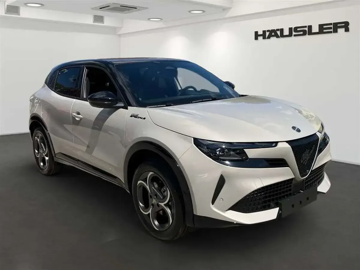 Neu Alfa Romeo Junior Edizione Speciale 145 PS (106 kW) 2026 Beige SUV