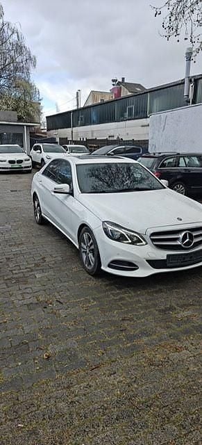 Gebraucht Mercedes E220 Avantgarde 194 PS (142 kW) 2016 Weiß Limousine