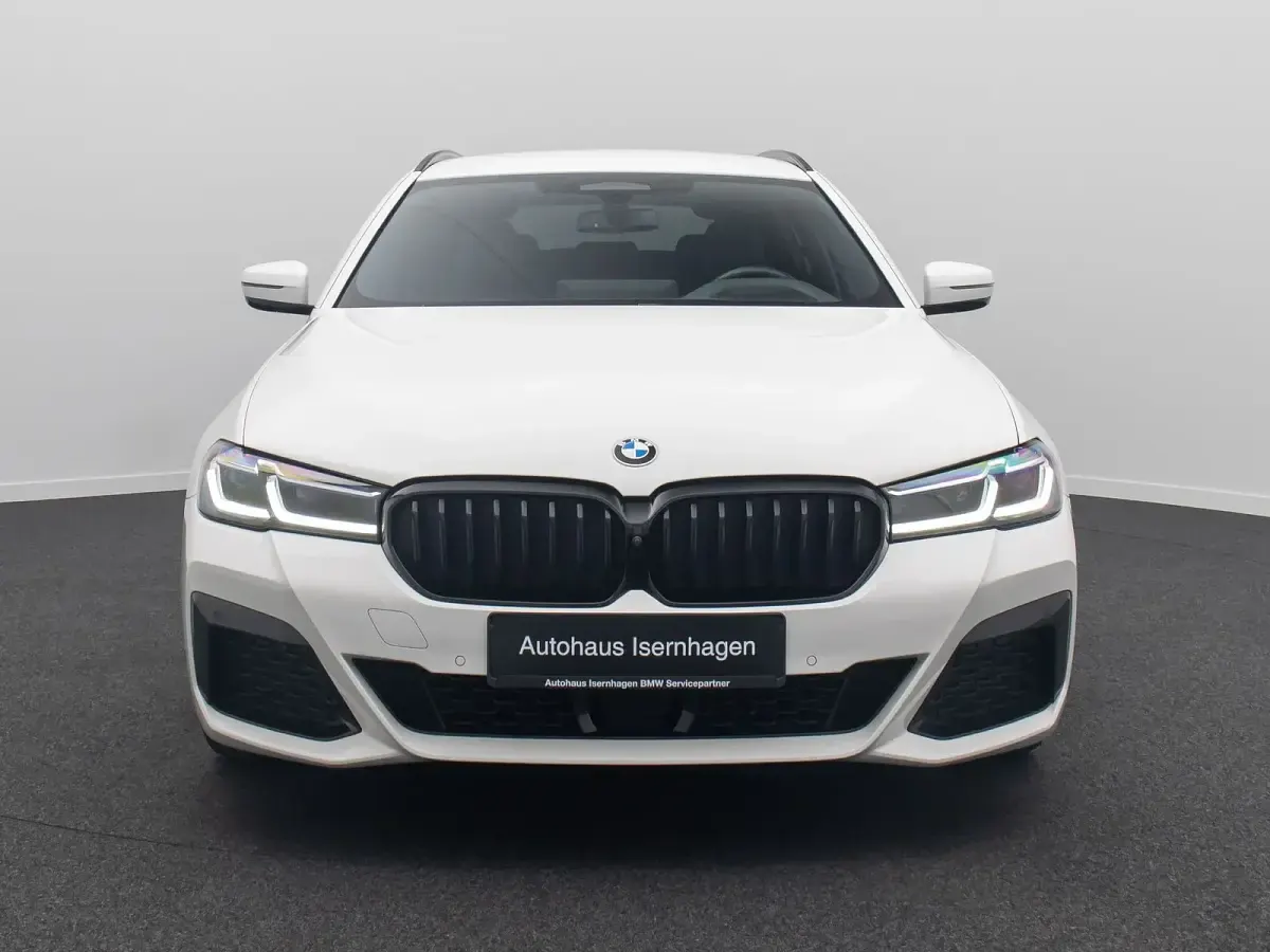 Gebraucht BMW 530 M Sport 286 PS (210 kW) 2023 Alpinweiã uni300 Kombi