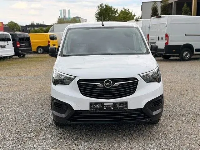 Używany Opel Combo 102 KM (75 kW) 2023 Biały Minivan