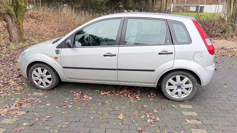 Silber Gebraucht 2003 Ford Fiesta Kleinwagen | 800 € (Guter Preis) - Bild 1/4