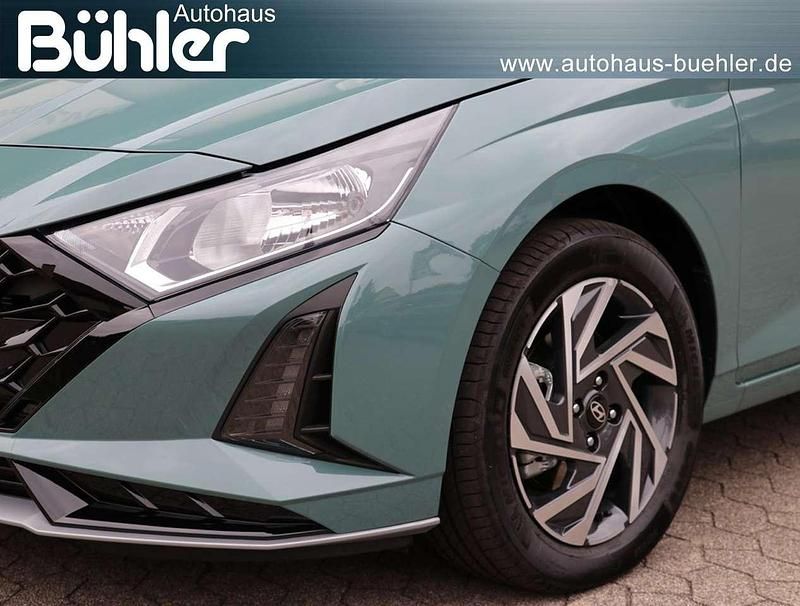 Neu Hyundai i20 Trend 90 PS (66 kW) 2025 Mangrove green metallic Kleinwagen