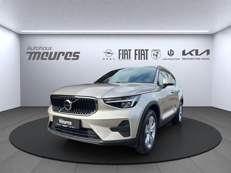 Grau Gebraucht 2024 Volvo XC40 Core SUV | 29.988 € (Superpreis) - Bild 1/4