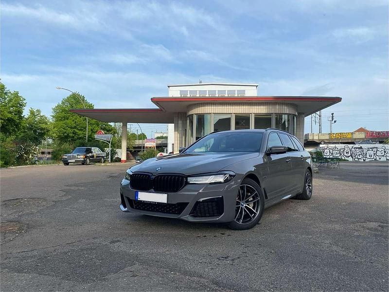 Grau Gebraucht 2021 BMW 530e Shadowline Kombi | 38.990 € (Teuer) - Bild 1/4