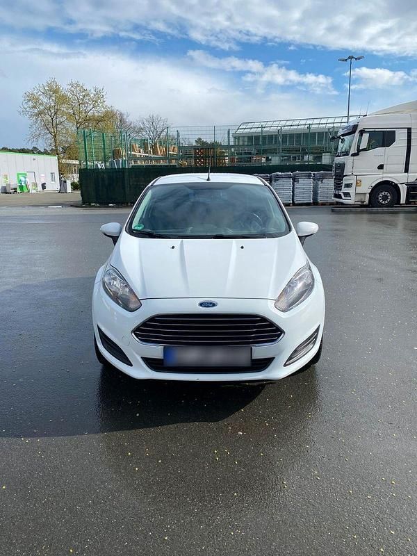 Gebraucht Ford Fiesta 101 PS (74 kW) 2013 Weiß Kleinwagen
