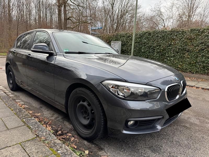 Grau Gebraucht 2018 BMW 118 Kleinwagen | 11.900 € (Superpreis) - Bild 1/4