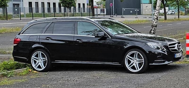 Schwarz Gebraucht 2014 Mercedes 300 Limousine | 15.800 € - Bild 1/4