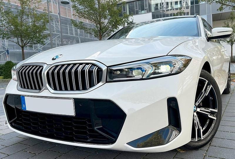 Weiß Gebraucht 2023 BMW 320 M Sport Kombi | 40.580 € (Fairer Preis) - Bild 1/4
