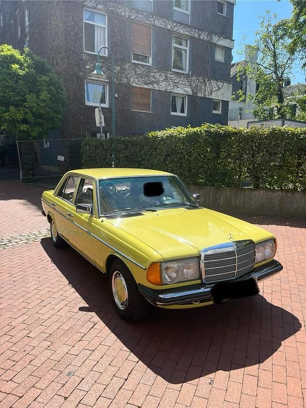 Gelb Gebraucht 1976 Mercedes 200 Limousine | 10.000 € - Bild 1/4
