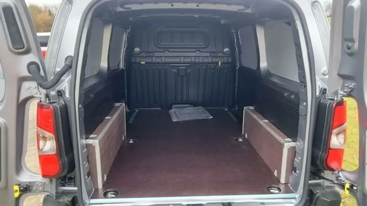 Neu Fiat Doblò 131 PS (96 kW) 2026 Grau Van / Kleinbus