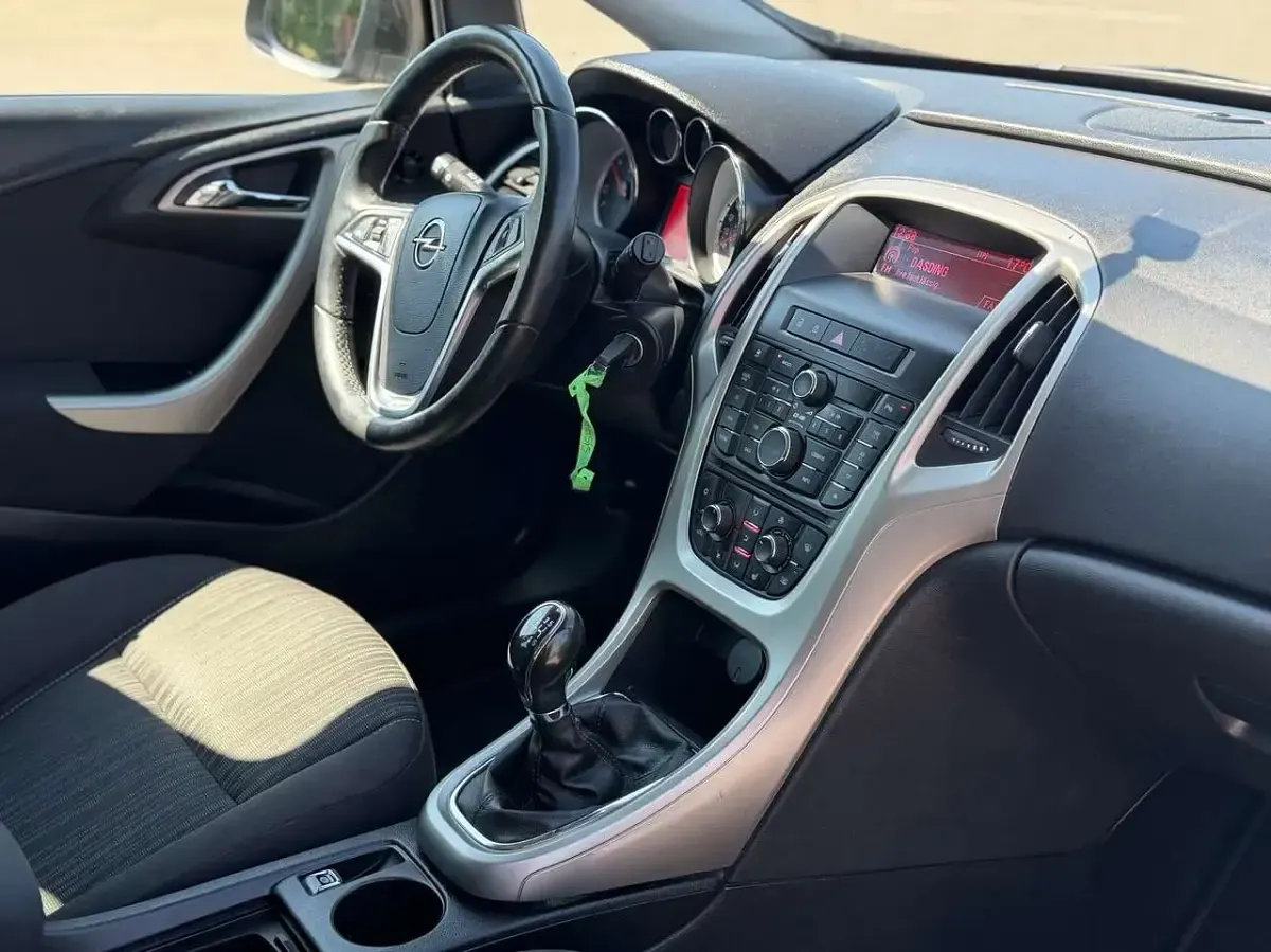 Gebraucht Opel Astra Design Edition 110 PS (80 kW) 2012 Mahogany brown (p2/so) Kleinwagen