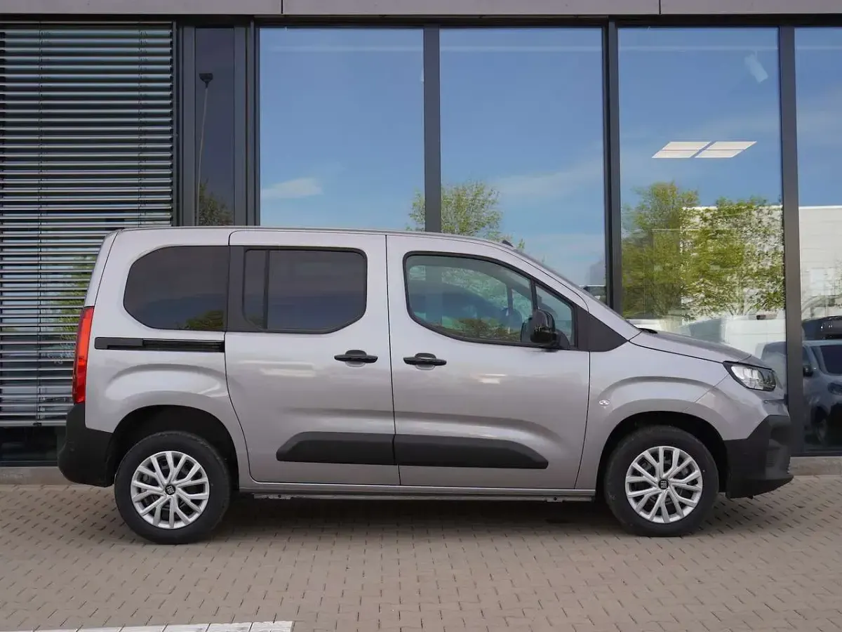 Neu Fiat Doblò 131 PS (96 kW) 2026 Silber Van / Kleinbus