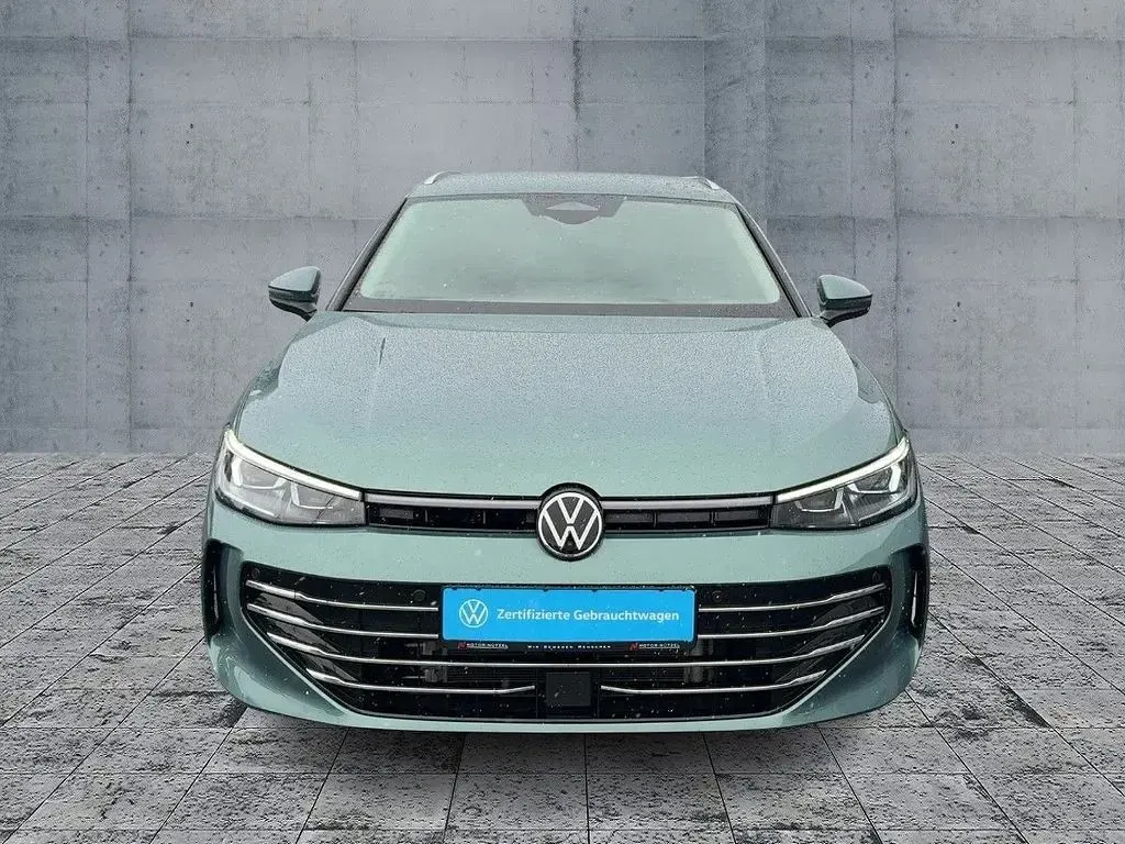 Gebraucht VW Passat Elegance 193 PS (141 kW) 2025 Maripositgrün metallic Kombi