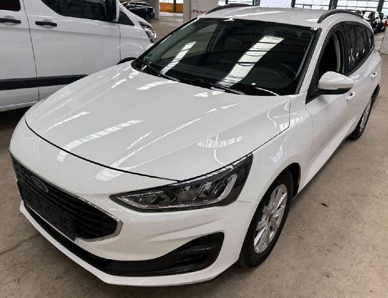 Weiß Gebraucht 2022 Ford Focus Limousine | 10.591 € (Etwas zu teuer) - Bild 1/4