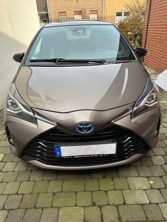 Braun Gebraucht 2020 Toyota Yaris Hybrid Style Limousine | 15.600 € (Fairer Preis) - Bild 1/4