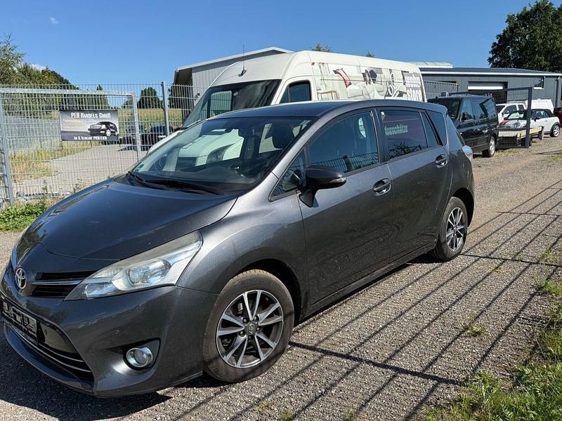 Gebraucht Toyota Verso Comfort 111 PS (81 kW) 2015 Grau Van / Kleinbus