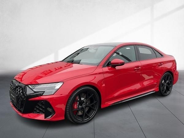 Rot (progressivrot metallic) Neu 2025 Audi RS3 Comfort Kleinwagen | 69.900 € - Bild 1/4