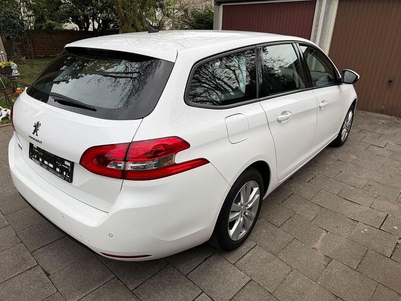 Gebraucht Peugeot 308 Active 131 PS (96 kW) 2019 Weiß Kombi