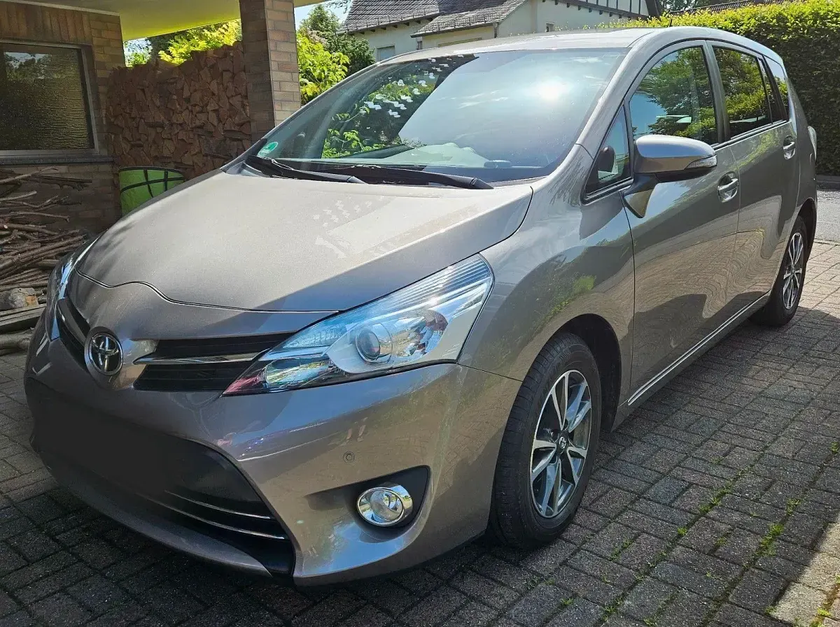 Gebraucht Toyota Verso Comfort 111 PS (81 kW) 2015 Braun Van / Kleinbus
