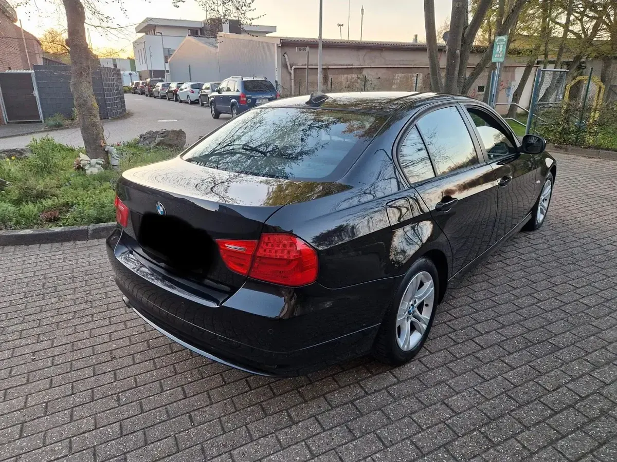 Gebraucht BMW 316 116 PS (85 kW) 2011 Schwarz Limousine
