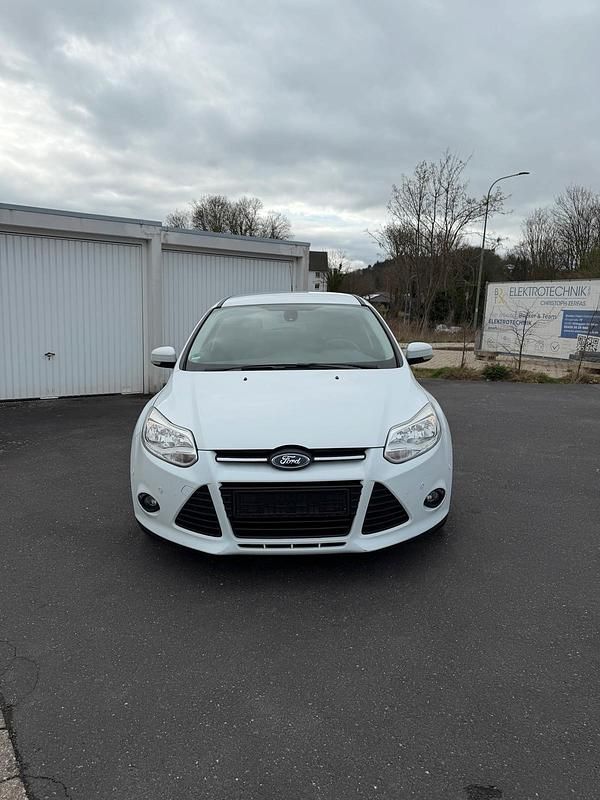 Gebraucht Ford Focus Titanium 100 PS (73 kW) 2014 Weiß Kombi