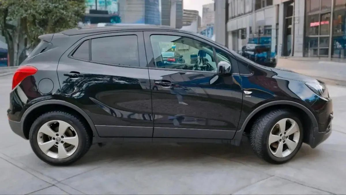 Usado Opel Mokka X 140 HP (102 kW) 2016 Preto SUV