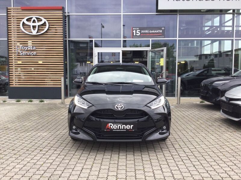 Schwarz Neu 2025 Toyota Yaris Hybrid Limousine | 27.890 € (Etwas zu teuer) - Bild 1/4