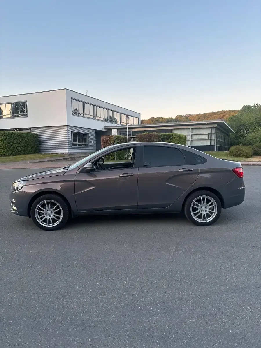 Second-hand Lada Vesta 106 CP (77 kW) 2017 Andere farben Berlinǎ