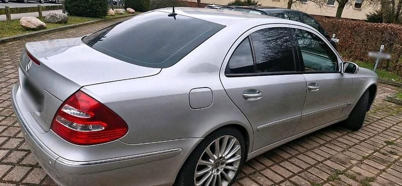 Second-hand Mercedes E200 163 CP (119 kW) 2003 Argintiu Berlinǎ