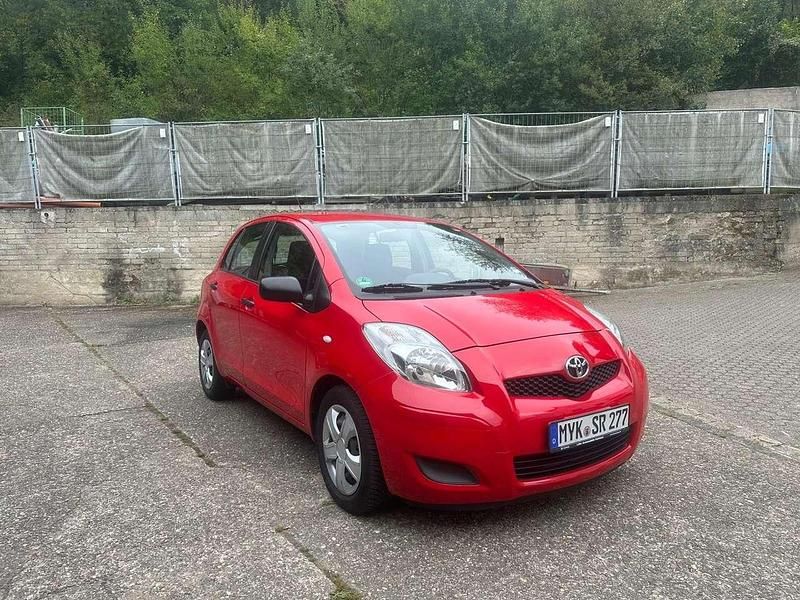 Rot Gebraucht 2009 Toyota Yaris Sol Limousine | 4.499 € (Etwas zu teuer) - Bild 1/4